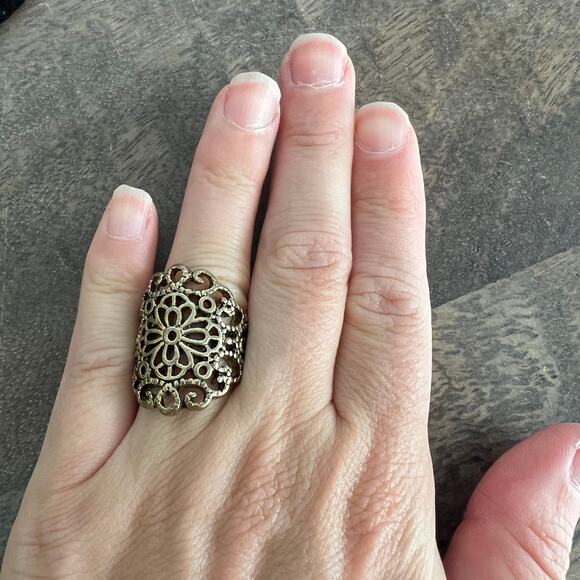 🍭6/$30 Intricate gold tone filigree Victorian style cocktail ring - size 7 - Picture 4 of 5